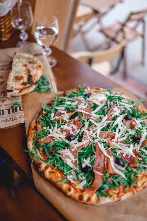 Pizza with Arugula, Ham and Black Olives 