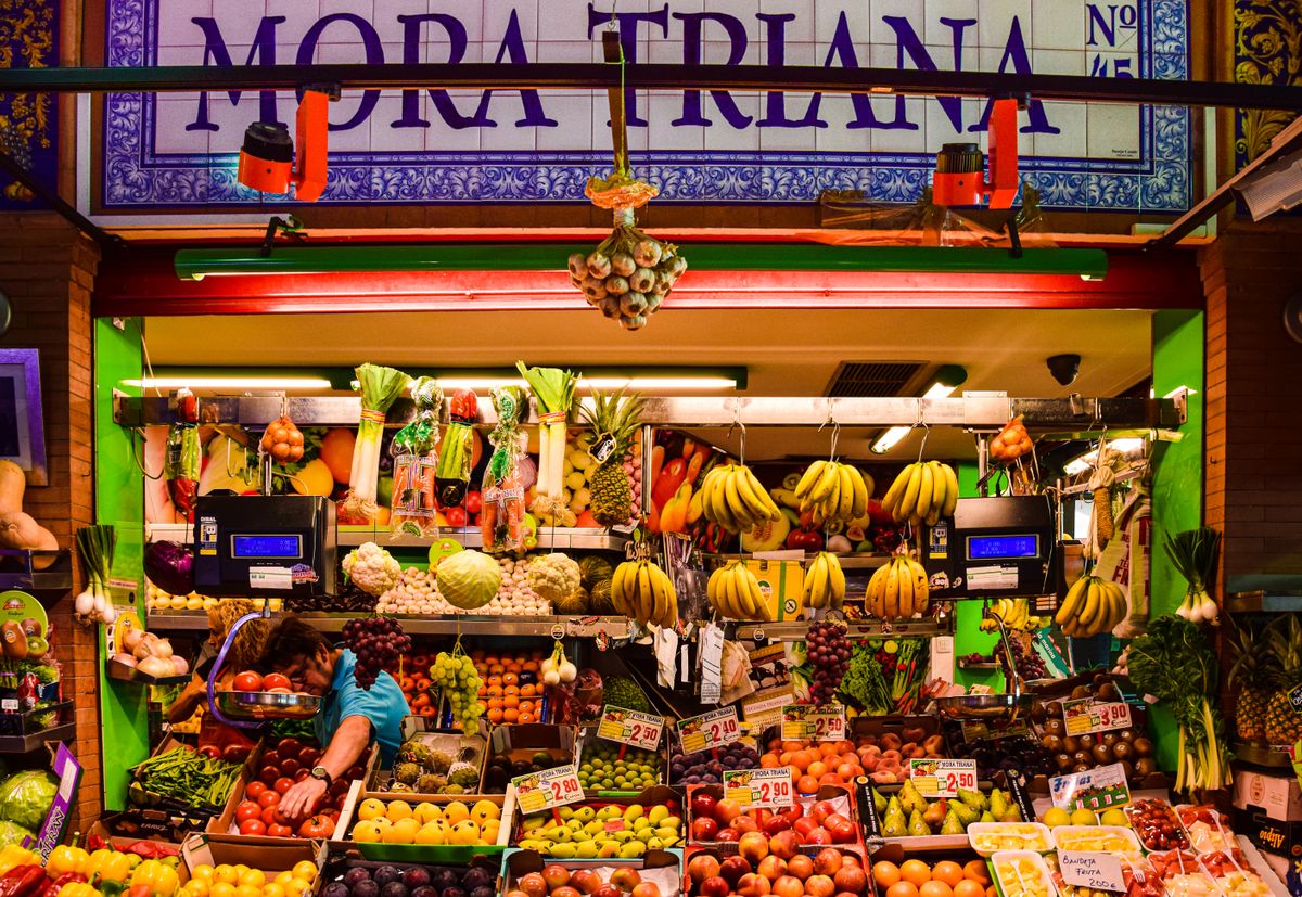 Tarabă cu fructe în piața acoperită Mercado de Triana din Sevilla