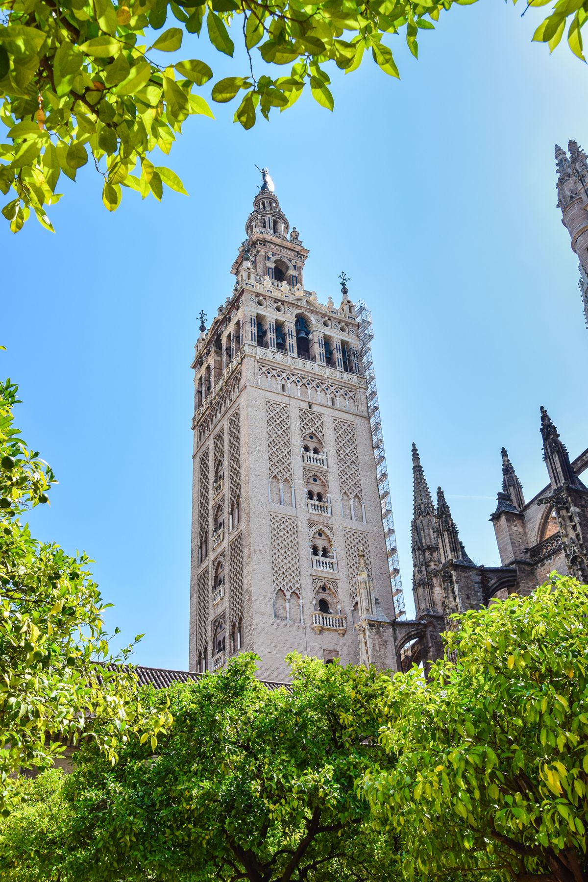 Turnul Giralda văzut de aproape în Sevilla