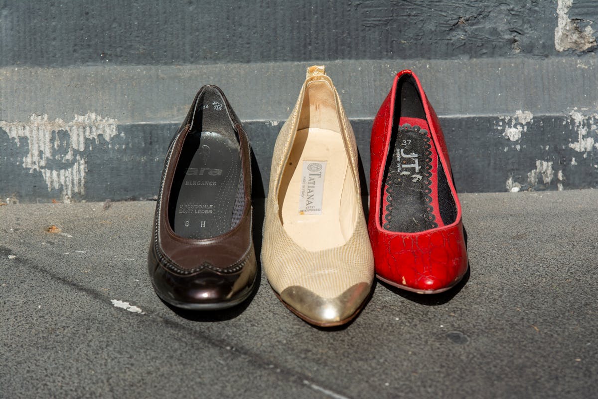 Tre paia di scarpe con tacco vintage su sfondo neutro per confronto