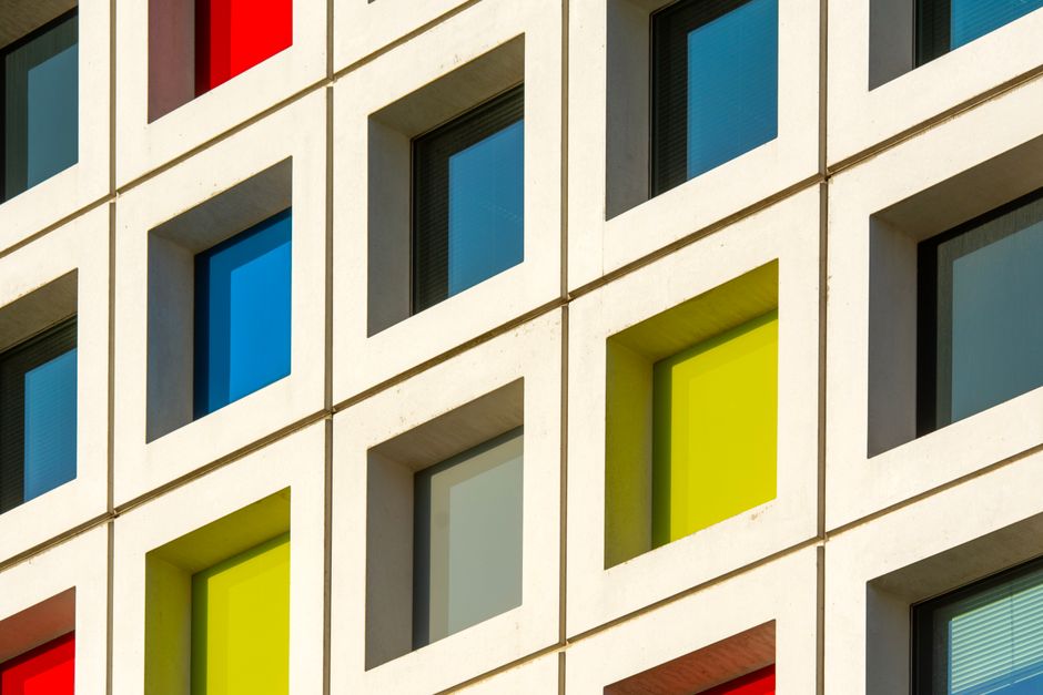 Energieke kleuren op raamkozijnen van huis. Energieke kleuren op raamkozijnen van huis.