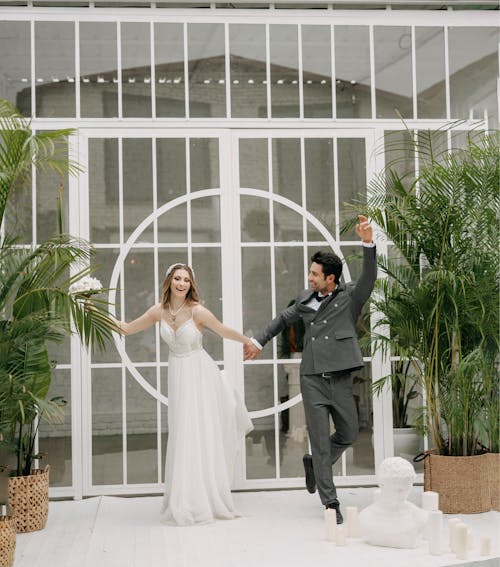 Foto profissional grátis de braço levantado, de pé, fotografia de casamento