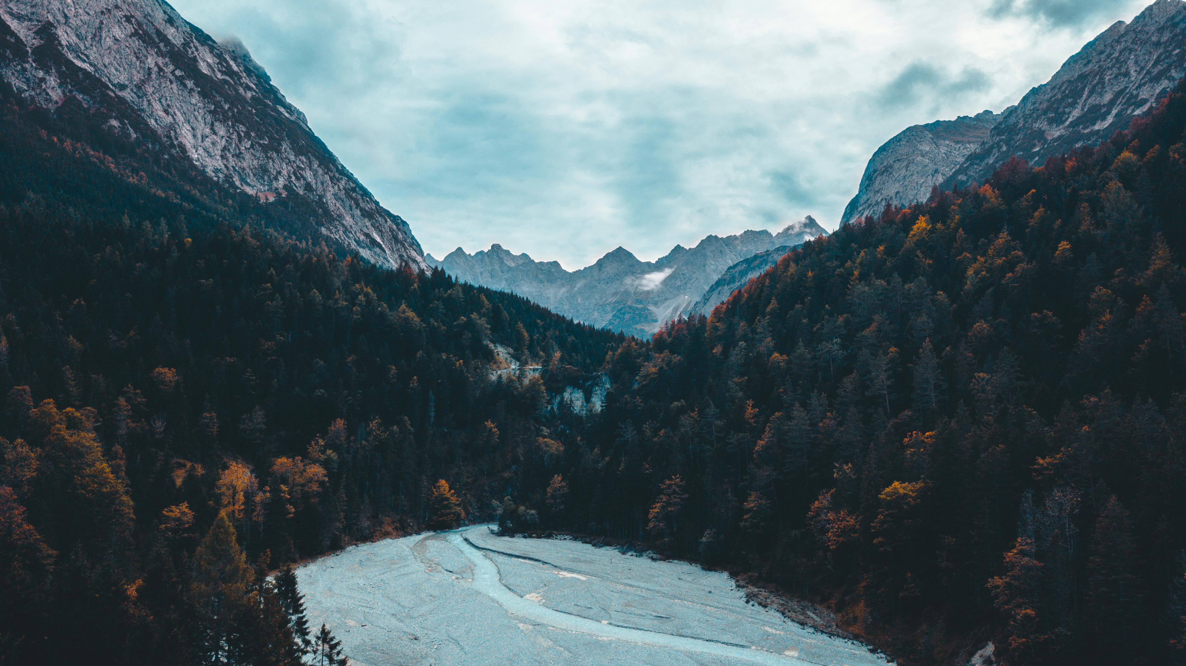 俯瞰美丽的秋色山间森林，宁静的河流在下方流淌