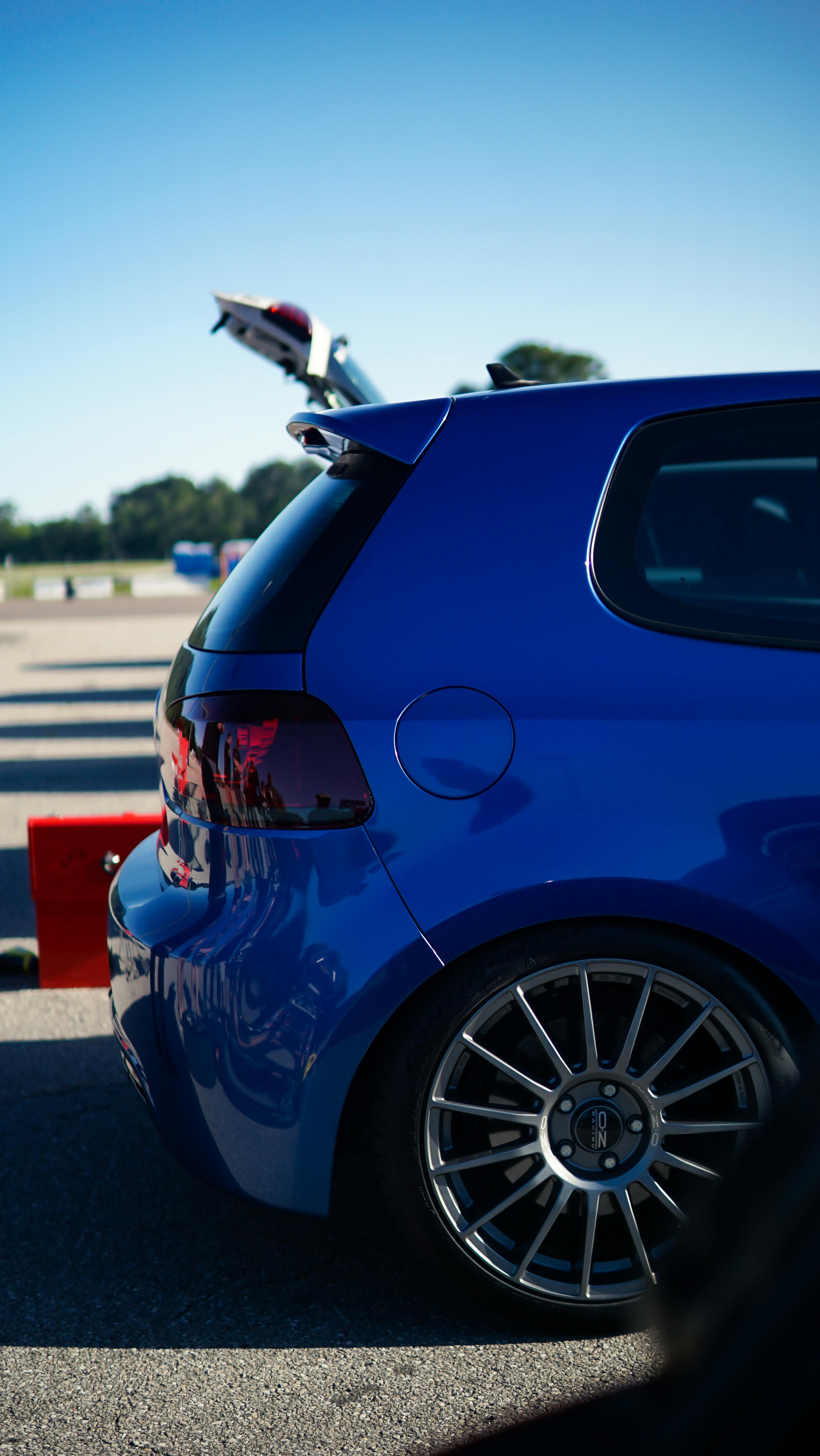 free photo of back part of a sports volkswagen golf