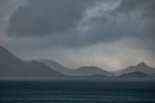 Kostnadsfri bild av bergen, dimma, dramatisk himmel