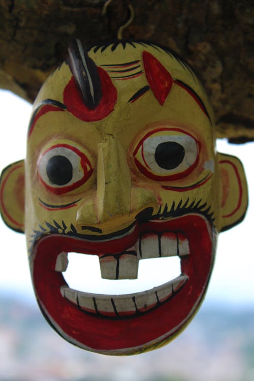 Foto profissional grátis de capeta, de madeira, máscara ritual