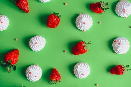 Small Meringues with Sprinkles and Strawberries 