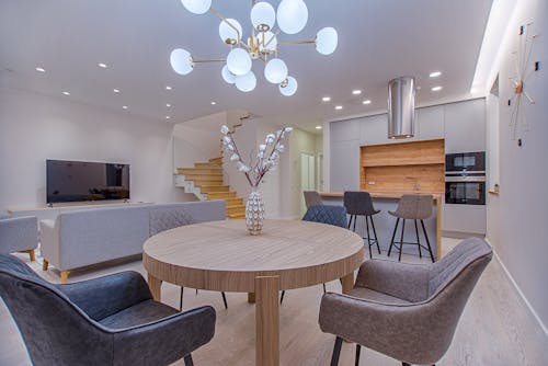 Table Ronde En Bois Marron Avec Des Chaises à L'intérieur De La Chambre