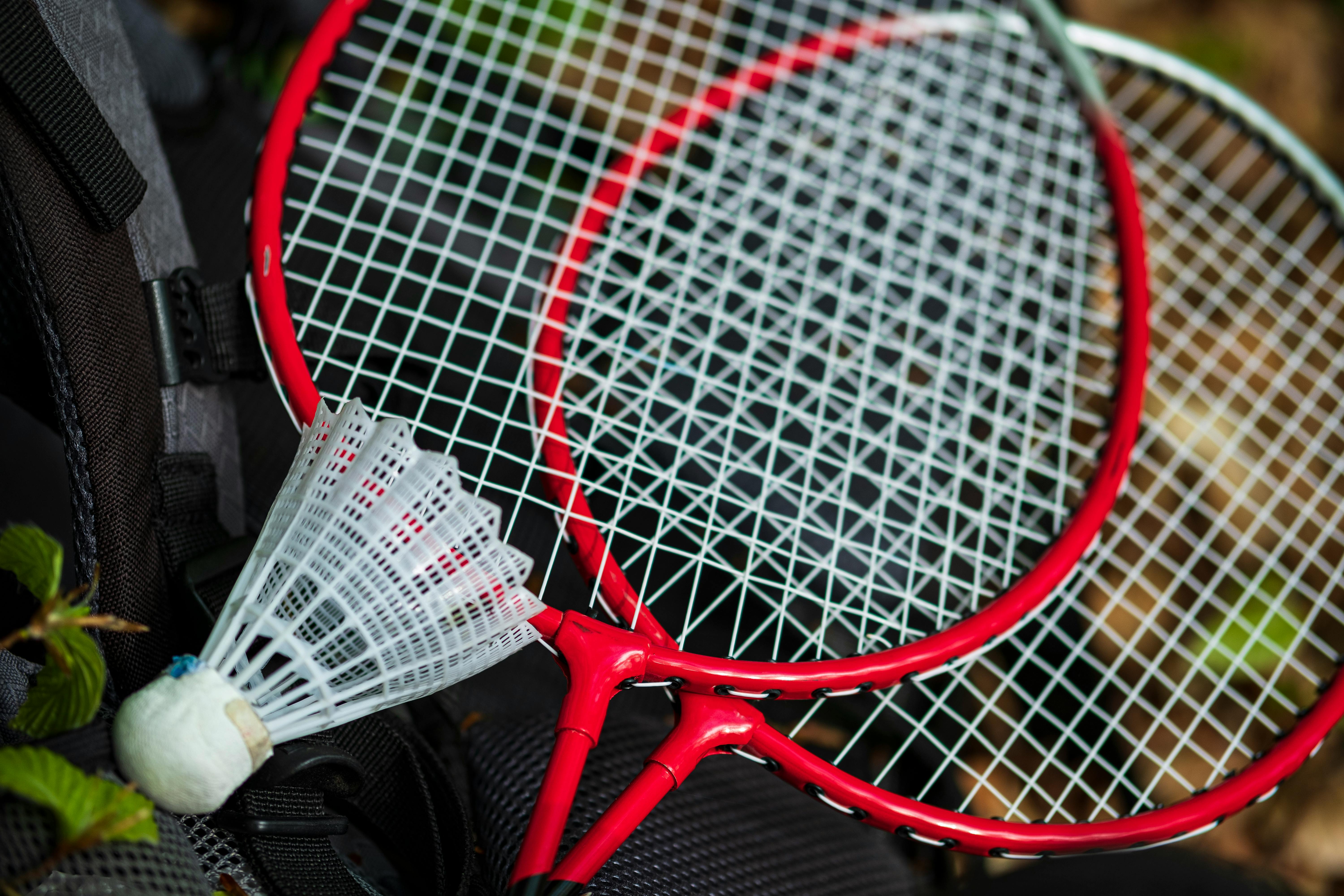 Difference between tennis and badminton rackets