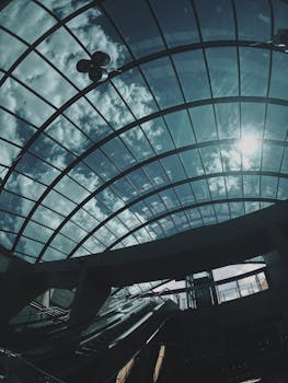 现代建筑中，带自动扶梯的玻璃圆顶天窗呈现出戏剧性的景象