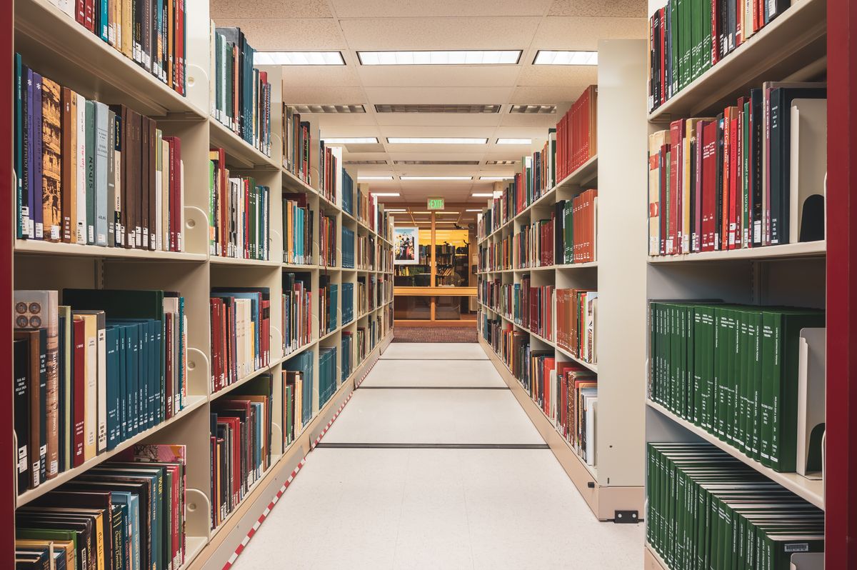 Row of Books in Shelf · Free Stock Photo