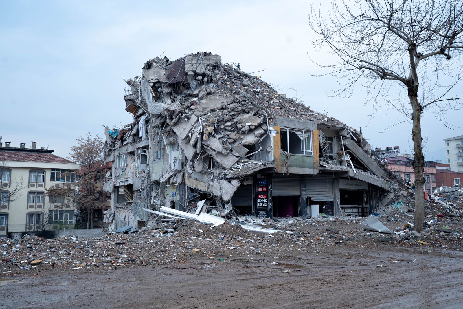 Deprem sonrası hasar görmüş bina