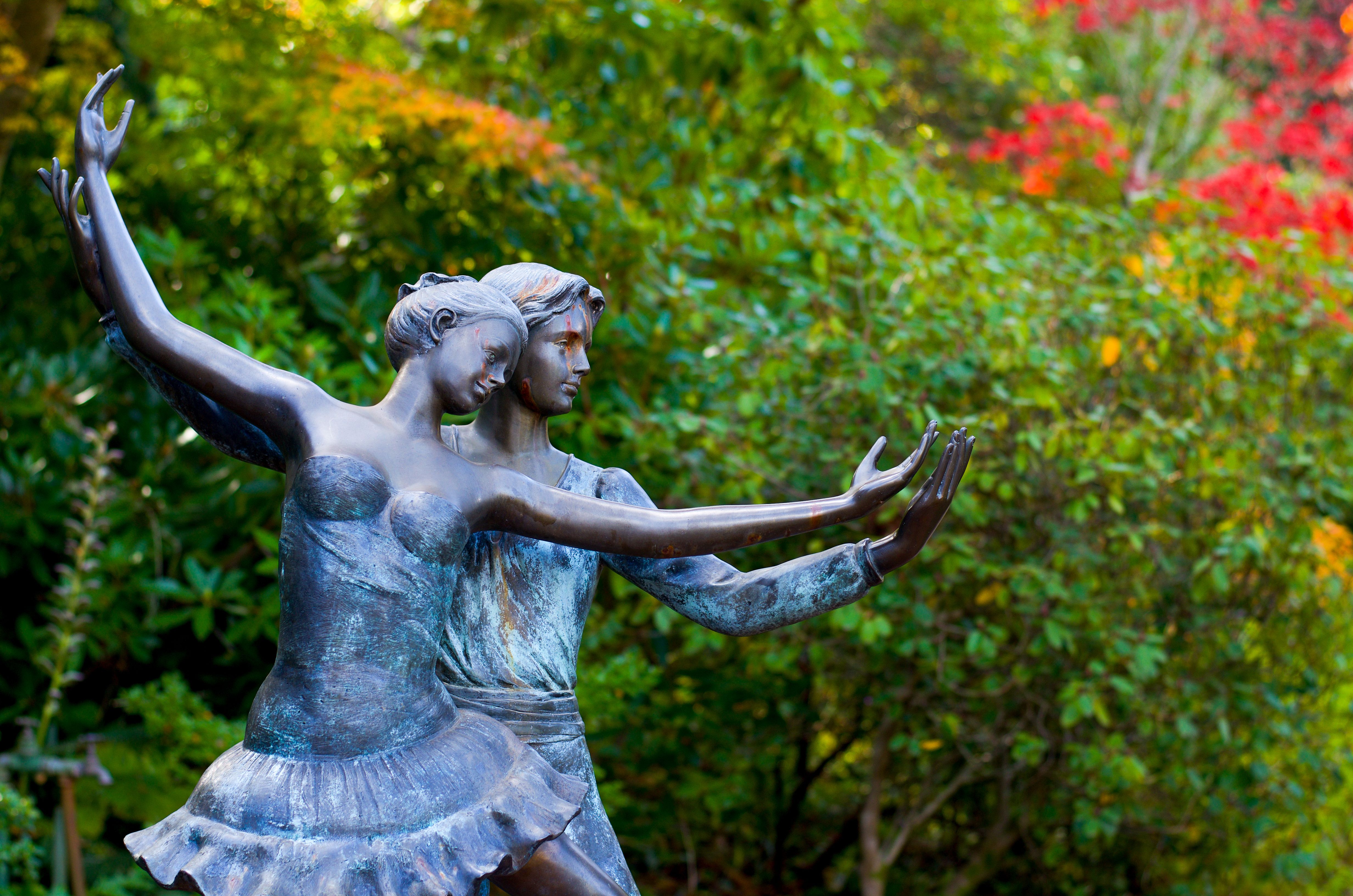 Statue of Dancing Couple · Free Stock Photo
