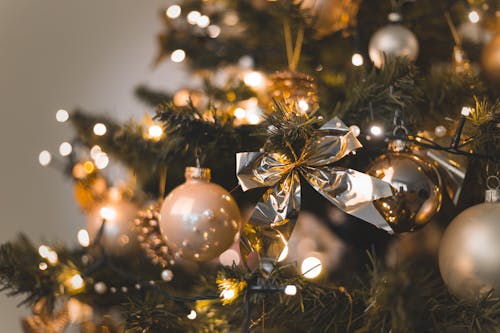 금색과 은색 크리스마스 장식품의 클로즈업 사진