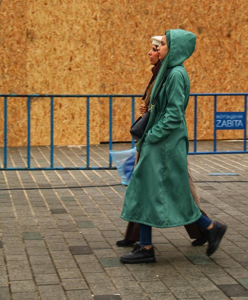 Immagine gratuita di camminando, cappotto verde, cappuccio