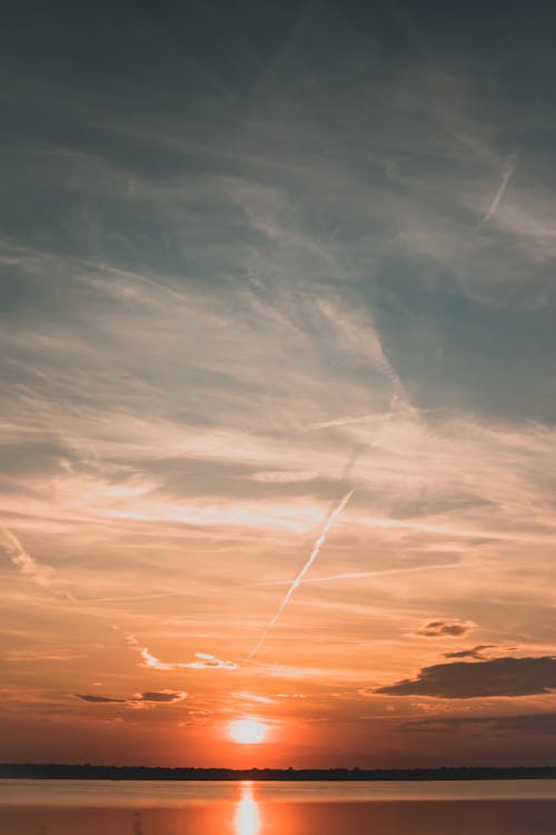 Fotos de stock gratuitas de anochecer, cielo impresionante, lago