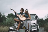 一对年轻夫妇在吉普车里听着音乐，自然、放松又充满爱意，共同营造出宁静的户外氛围