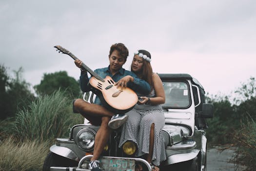 一对年轻夫妇在吉普车里听着音乐，自然、放松又充满爱意，共同营造出宁静的户外氛围