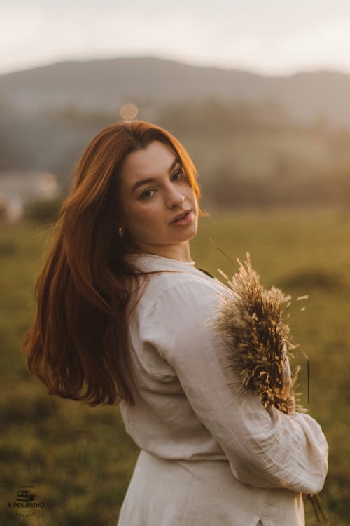 Retrato Feminino No Campo