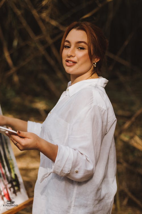 Fotos de stock gratuitas de Camisa blanca, de pie, fotografía de moda