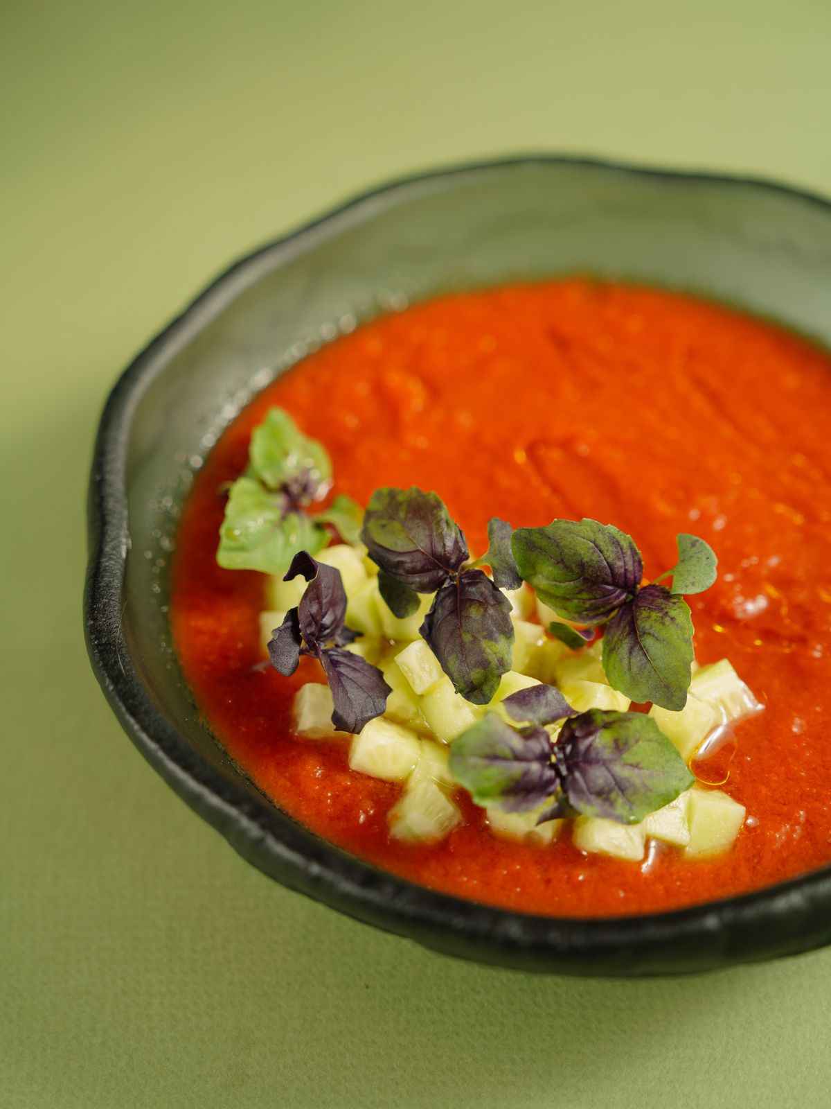 Gaspacho froid et eau infusée au concombre pour rester hydraté l'été