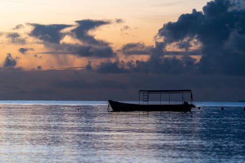 Fotos de stock gratuitas de barca, mar, nubes