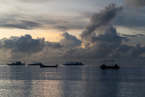 Kostenloses Stock Foto zu boote, dramatischer himmel, meer