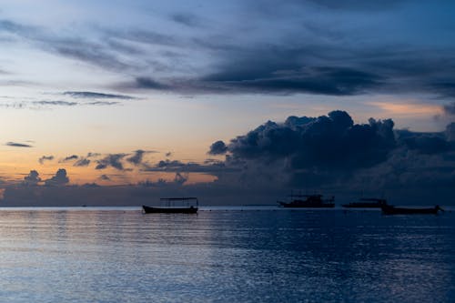 Foto profissional grátis de barcos, céu com cores intensas, embarcações