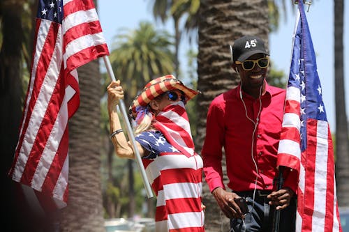 Kostenloses Stock Foto zu amerikanische flaggen, fröhlich, lächeln