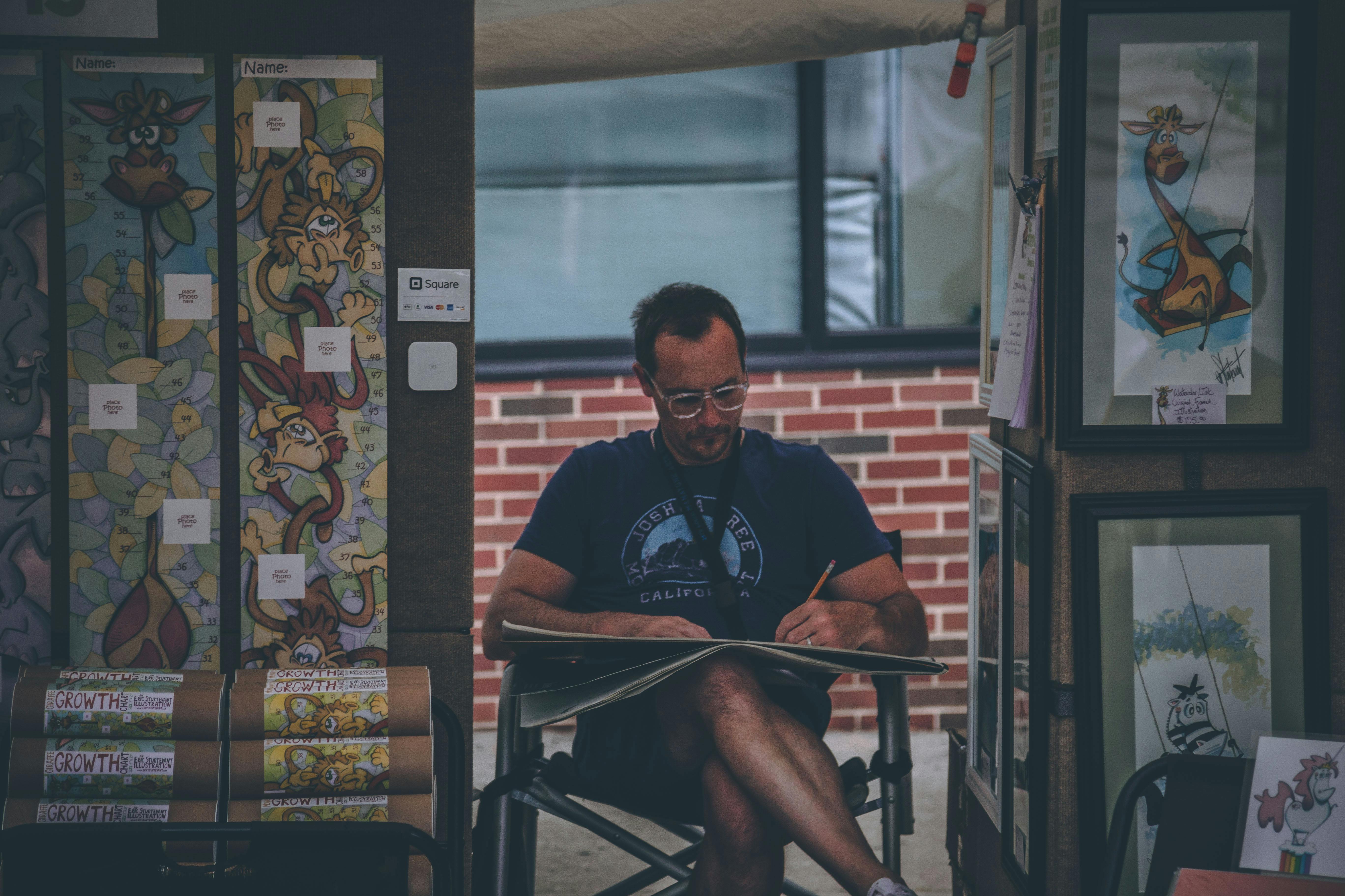 Man sitting on chair | Photo: Pexels