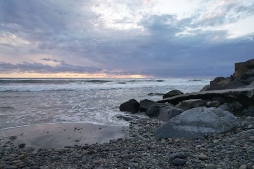 Ilmainen kuvapankkikuva tunnisteilla aallot, auringonlasku, hiekkaranta