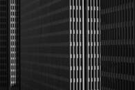 现代高层建筑的黑白图像，展现了采用玻璃面板的城市设计