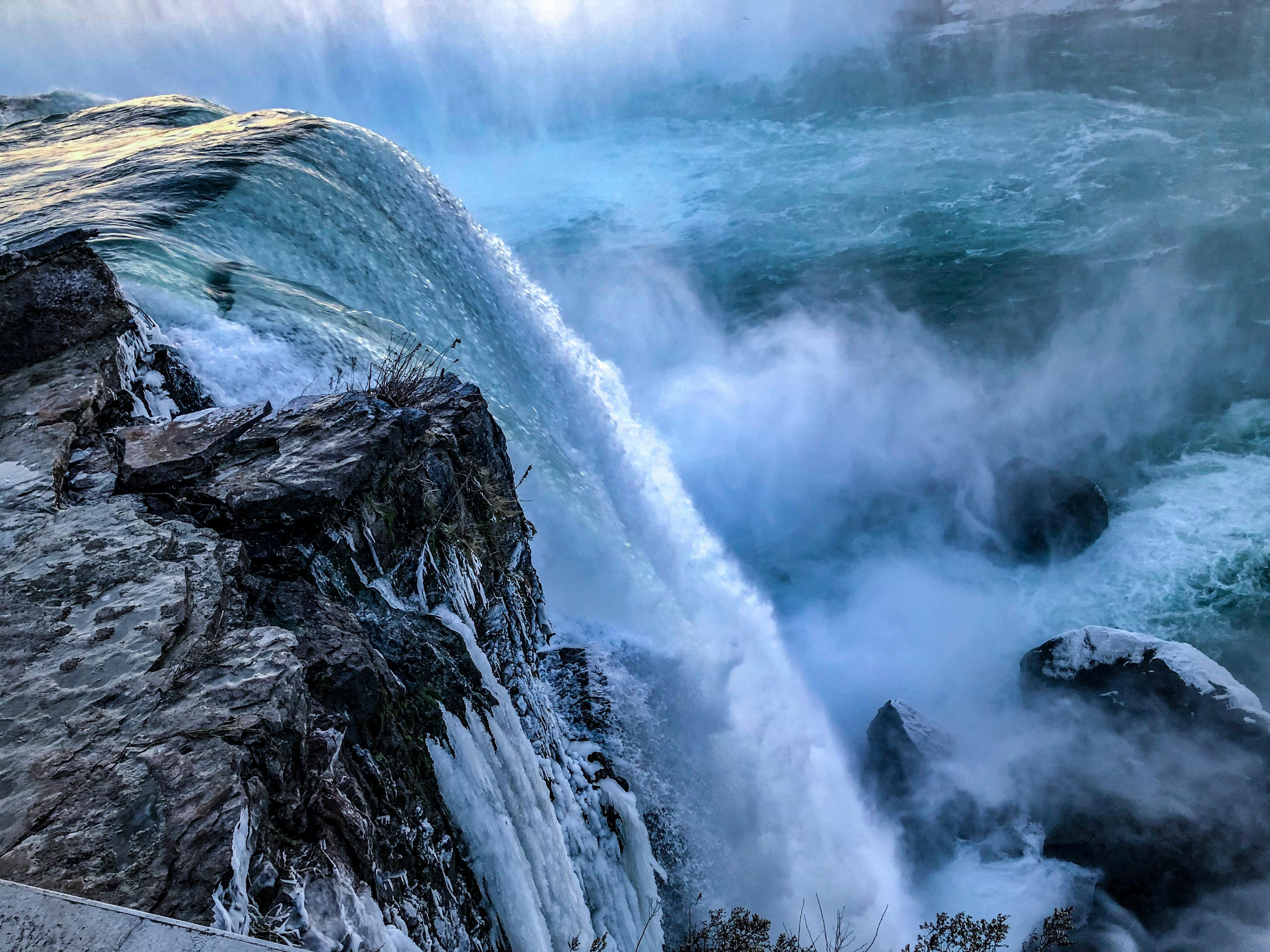 体验尼亚加拉大瀑布在冬季展现的冰冷而强大的美丽