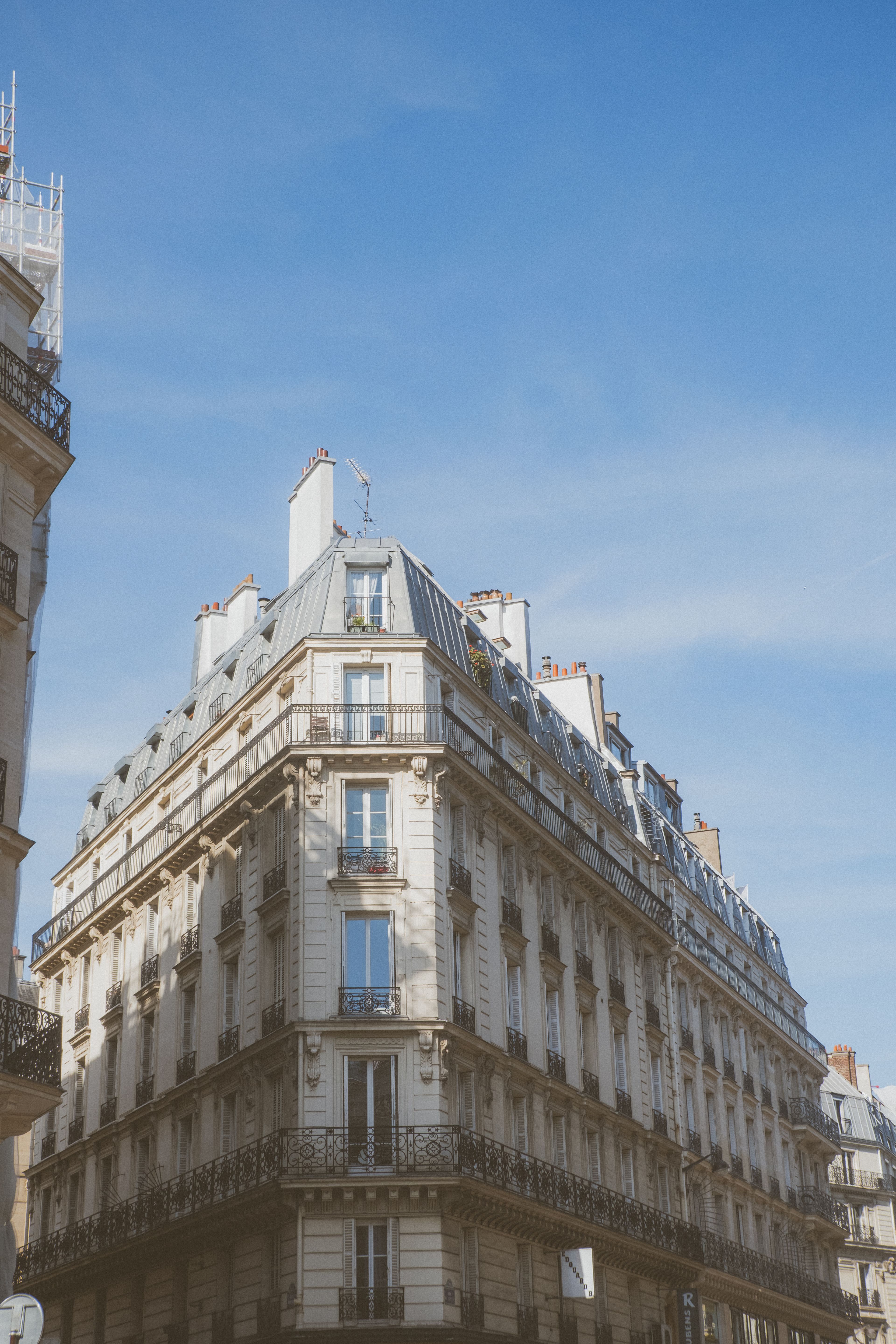 Façade d’immeuble d’habitation traditionnel français, fenêtres alignées et volets.