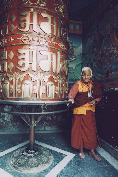 Kostenloses Stock Foto zu buddhismus, buddhist, graue haare