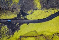 冰岛南部地区风景优美的道路上，一辆汽车穿行的鸟瞰图令人惊叹