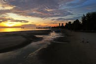 马六甲海滩的日落景色，在马来西亚的海面上令人叹为观止