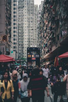 城市街道市场热闹非凡，电车穿梭，人群熙攘