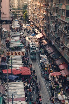 从空中俯瞰，城市拥挤的街头市场充满活力，展现了生动的街头生活与建筑风貌