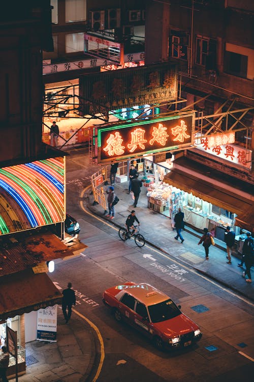 夜の間に中国の看板と通りを歩いている人々の航空写真