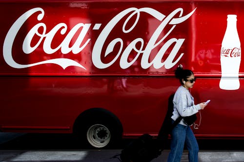Gratis stockfoto met city street, Coca Cola, persoon lopen