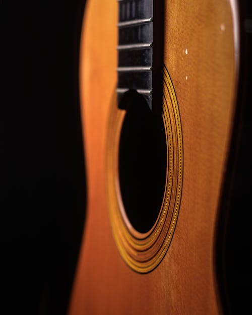 Gratis stockfoto met akoestische gitaar, detailopname, gitaar body