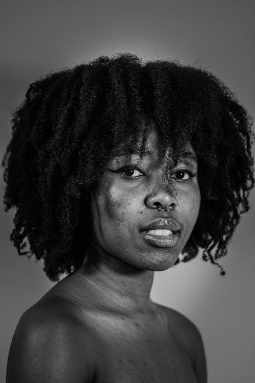 Afrikalı kadın, Afro, bukleli saç içeren Ücretsiz stok fotoğraf