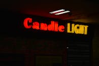 餐厅入口处，“烛光”的霓虹灯标志明亮醒目，非常适合夜生活