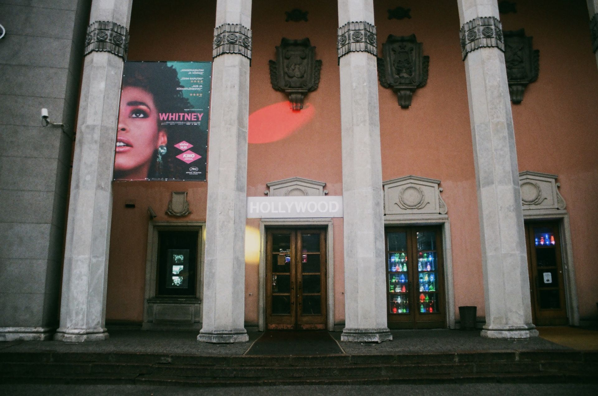 Marquesina de un teatro de Hollywood antiguo en la calle