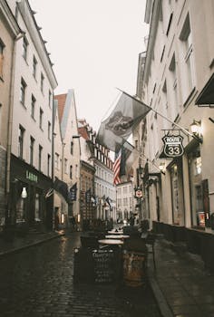 欧洲街道的迷人景色中，历史建筑与古雅咖啡馆交相辉映