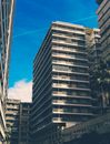 蔚蓝天空下的城市景观中，矗立着当代多层公寓楼