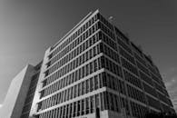 现代办公楼在城市环境中的戏剧性黑白捕捉