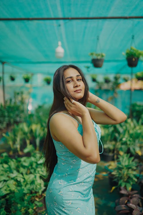 Foto profissional grátis de cabelo comprido, de pé, fixação de cabelo