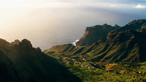 山と海の景色の航空写真